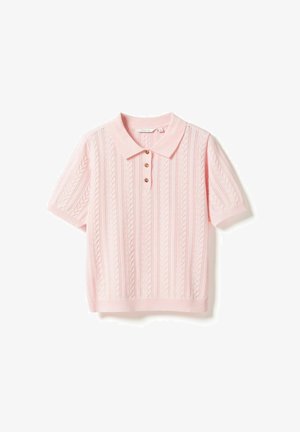 Polo en maille rose clair à manches courtes avec des motifs torsadés et ajourés, poignets et ourlets côtelés, et trois boutons marron sur la patte de boutonnage.