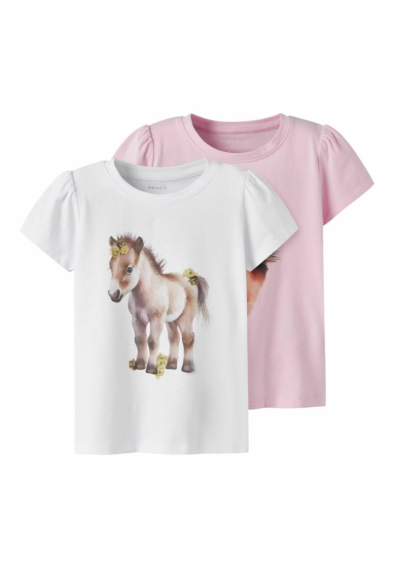 Due magliette a manica corta: una bianca con una grafica di un pony marrone e fiori gialli, l'altra rosa chiaro. Entrambe hanno maniche a sbuffo.