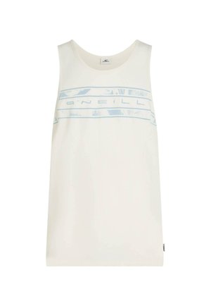 Biały top na ramiączkach wykonany z lekkiego materiału, z jasnoniebieskim poziomym paskiem z logo w centrum. Gładka faktura, bez rękawów.