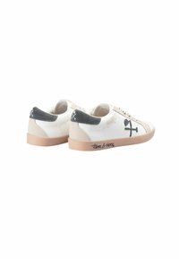 Witte sneakers met een gladleren bovenwerk, grijze suède hielkap, roze rubberen zool en artistieke accenten met de tekst "HARPER".