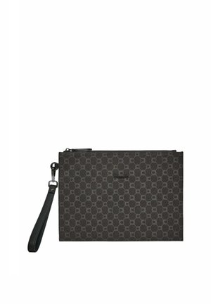 Pochette rectangulaire gris foncé avec motif circulaire répétitif et sangle noire détachable fixée par un fermoir métallique.