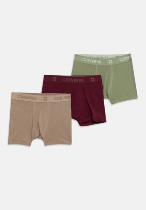 Drei Herren-Boxershorts in Beige, Burgunder und Salbeigrün, jeweils mit einem gebrandeten Converse-Bund.