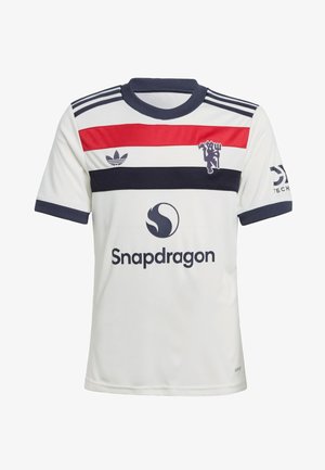 Maillot de football blanc avec des rayures horizontales rouges et navy. Il comprend un col navy, trois rayures noirs Adidas sur les épaules et des détails de logo.