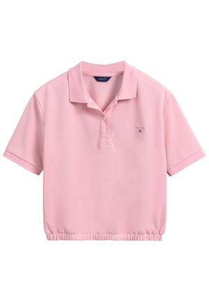 Polo de manga corta color rosa claro con cuello, tapeta de dos botones, dobladillo elástico y pequeño logo en el pecho izquierdo.