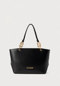 Fekete bőr válltáska arany láncszemes díszítéssel a fogantyúkon. Simább textúrájú, téglalap alakú, elöl márkajelzéssel.