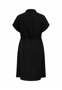 Zwarte jurk met korte mouwen, kraag en tailleceintuur, gezien van achteren, met een losse, gestructureerde stof en midilengte zoom.