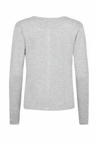 Maglietta grigia a maniche lunghe realizzata in morbido tessuto a maglia, caratterizzata da un design semplice con scollo rotondo e senza hardware o dettagli visibili.