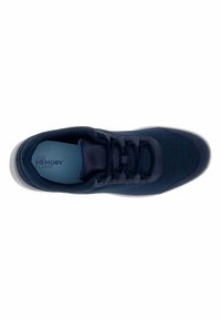 Pantofii sport navy, cu partea superioară din plasă, vârf rotund, design cu șireturi și branț albastru deschis etichetat "Air Memory Foam" pentru amortizare.