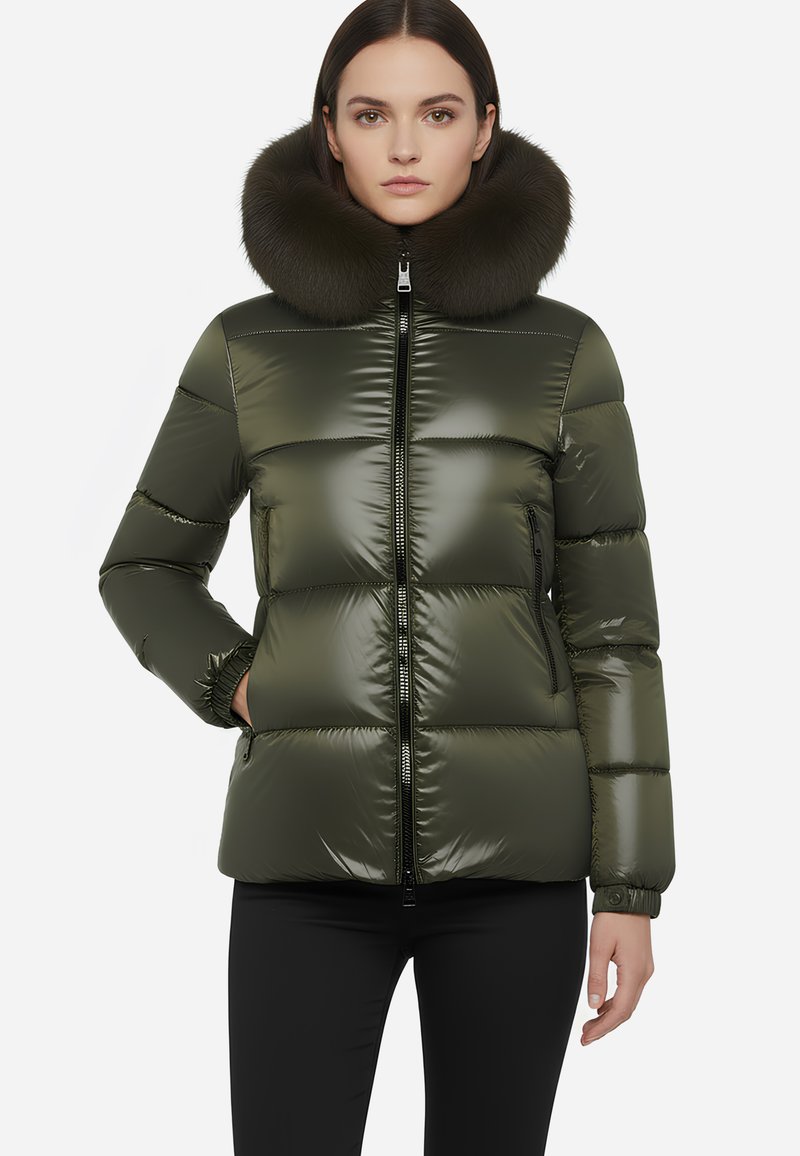 Giacca a vento verde con finitura lucida, ampio colletto di pelliccia, chiusura con zip e dettagli sulle tasche. Presenta un design trapuntato e maniche aderenti.