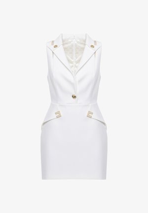 Mini abito bianco senza maniche su misura con colletto a rever, bottoni dorati, dettagli decorativi dorati in vita e silhouette aderente.