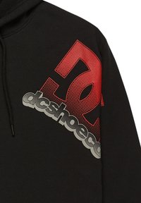 Černá mikina s kapucí se velkým červeným a šedým grafickým logem na hrudi, v červené oblasti s texturovaným tečkovaným vzorem. Šnůrky na kapuci.