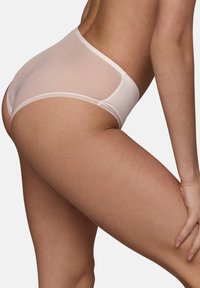 Przezroczysty bikini beżowy w stylu high-cut, z elastycznym paskiem i gładką teksturą, ukazujący minimalistyczny styl.