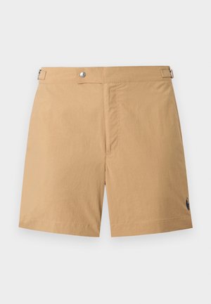 Beige shorts tot op de knie met verstelbare zijsluitingen, knoopsluiting aan de voorkant en subtiele logo-borduring nabij de zoom op een effen achtergrond.