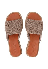 Beige vævede slidesandaler med en struktureret overdel, der har en syntetisk sål og en glat inderside i en tan farve.