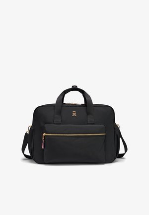 Zwarte rechthoekige schoudertas met dubbele bovenhandvatten, voorvak met gouden rits en een klein gouden embleem gecentreerd boven het vak.