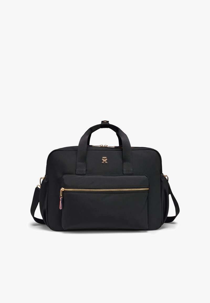 Zwarte rechthoekige schoudertas met dubbele bovenhandvatten, voorvak met gouden rits en een klein gouden embleem gecentreerd boven het vak.