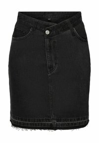 Jupe en denim noire taille haute avec ceinture asymétrique boutonnée, couture avant, deux poches avant et ourlet effiloché.