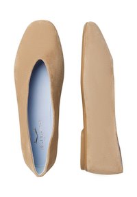 Ballerine beige con una superficie in suede morbido, punta rotonda e un leggero tacco. Plantare azzurro chiaro con dettaglio del logo, design minimalista.