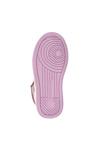 Roze rubberen loopzool met een gepatternde profiel, met cirkelvormige en lineaire ontwerpen. Het merklogo is in de zool geperst.