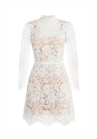 Biała koronkowa sukienka z wysokim kołnierzem i długimi rękawami, zdobiona kwiatowymi wzorami i falowanym brzegiem. Wąski pasek podkreśla talię.