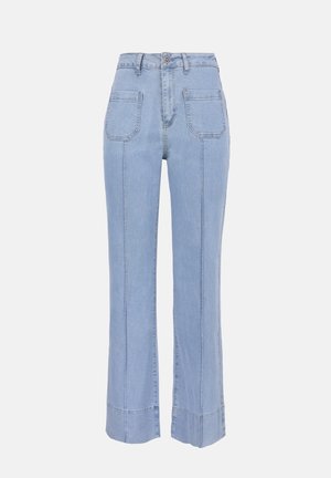 Svetlomodré jeansy s vysokým pásom, rovnými nohavicami, prednými náprsnými vreckami, predným gombíkom a viditeľným vertikálnym a lemovým prešitím.