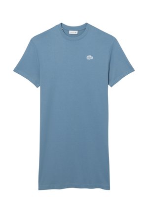 Camiseta de algodón de manga corta en azul claro, con un pequeño logo blanco en el pecho y un cuello redondo. Textura suave y corte estándar.
