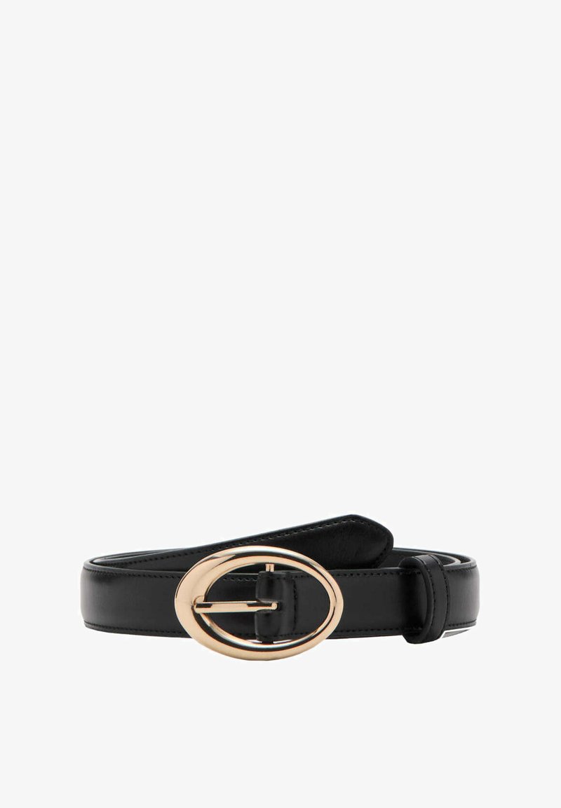 Ceinture en cuir noir avec une boucle ovale dorée polie, enroulée avec une boucle de ceinture, isolée sur fond blanc.