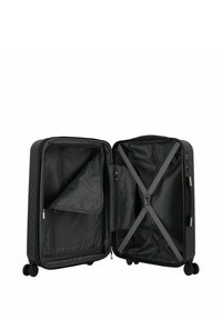 Valise noire avec coque rigide, sangles d'organisation intérieures, poche en maille et compartiment zippé. Comprend quatre roues pour la mobilité.