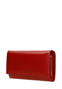Portafoglio rosso in pelle con una texture liscia, forma rettangolare e chiusura a patta. Logo in rilievo sulla parte anteriore e scomparto con zip all'interno.