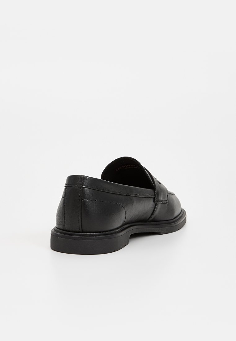 Schwarzer Leder Slipper mit schlankem Design, runder Form, minimaler dekorativer Naht und flacher Gummisohle.