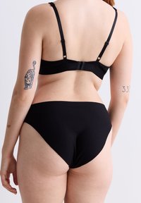 Schwarzes BH- und hochgeschnittenes Bikini-Set aus glattem Stoff. Der BH hat verstellbare Träger und einen Hakenverschluss auf der Rückseite.
