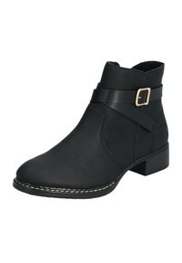 Botas negras de cuero hasta el tobillo con un tacón medio, que cuentan con un acento de hebilla y detalles de costura a lo largo de la suela. Diseño elegante, textura suave.
