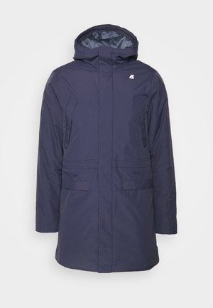 Parka lungo blu navy con cappuccio, zip frontale coperta da patta, due tasche sul petto e due inferiori, e un piccolo logo bianco sul petto.