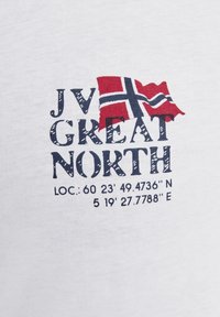 Weißes T-Shirt mit einem Grafiken des norwegischen Fahne in Rot und Blau, mit dem Text "JV GREAT NORTH" und den geografischen Koordinaten darunter.