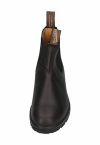 Brauner Chelsea-Stiefel aus Leder mit elastischen Seitenteilen, abgerundeter Spitze, erhöhten Nähten und einer Lasche zum Anziehen. Die strukturierte Gummisohle sorgt für guten Halt.