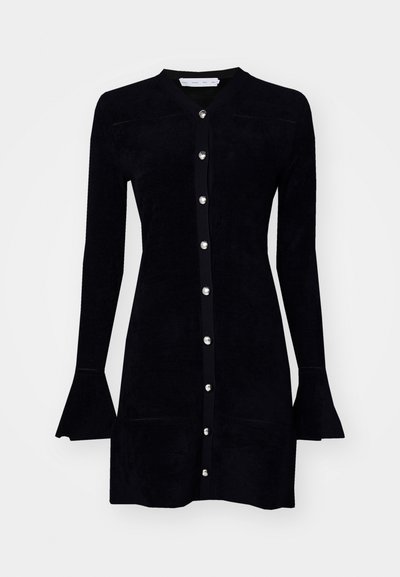 Μαύρο φόρεμα-καρδίνα φτιαγμένο από μαλακό ύφασμα, με μακριά μανίκια και φουσκωτούς καρπούς, v-ανοιχτό λαιμό και ασημένια κουμπιά κατά μήκος του μπροστινού μέρους.