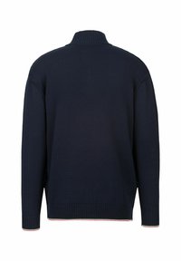 Dunkelblauer Strickpullover mit hohem Kragen und Rippbündchen. Mit kontrastierenden roten und weißen Streifen am Saum und an den Ärmeln.