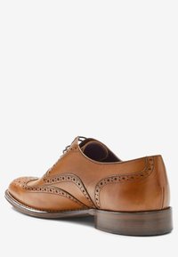 Next SIGNATURE ITALIAN WING CAP BROGUES WIDE FIT - Alkalmi fűzős cipők - tan brown