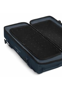 Valise bleu marine avec des diviseurs en maille à l'intérieur, dotée de zips et de poignées latérales pour un transport facile. Extérieur lisse et durable.