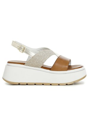 Sandały na koturnie