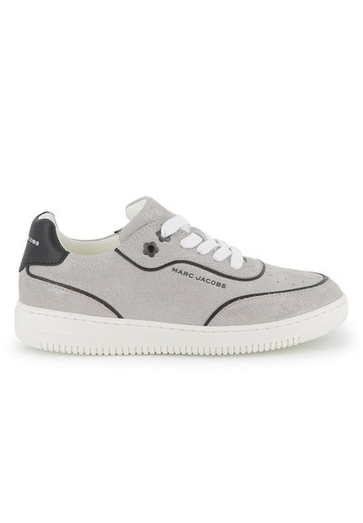 Baskets en daim gris avec semelle en caoutchouc blanc, lacets blancs et accent de talon en cuir noir. Présente un bout perforé et un logo "Marc Jacobs".