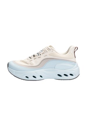 Witte en lichtblauwe sportschoen met dikke zool, voorzien van ovale ventilatiegaten en een trekkertje aan de zijkant.