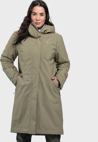 Olivgrüne, knielange Jacke mit hohem Kragen, Reißverschluss vorne und Seitentaschen. Sie verfügt über ein dezentes Logo auf der Brust und eine glatte Textur.