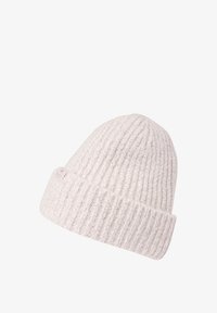 Gorro de punto blanco suave con puño doblado y pequeña etiqueta de logo de tela en el lateral, aislado sobre fondo blanco.