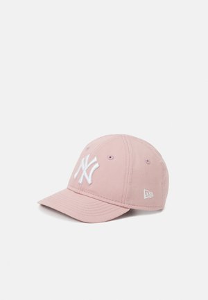 Rosane Baseballmütze aus Baumwolle mit einem weißen gestickten Logo auf der Vorderseite und kleinem Logo an der Seite. Mit gebogenem Schirmdesign.