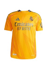 Maglia sportiva gialla brillante con "Emirates Fly Better" in testo argentato, con accenti neri e un motivo geometrico. Realizzata in tessuto tecnico.