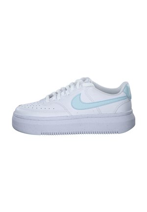 Zapatilla deportiva blanca de plataforma con el swoosh de Nike en azul claro, puntera perforada, cordones en la parte delantera y suela gruesa texturizada sobre un fondo liso.