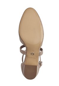 Beige Absatzsandale mit strukturiertem Sohlen, offener Zehenpartie und überkreuzten Riemen. Verstellbarer Knöchelriemen mit einem metallischen Schnallen-Detail.