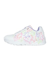 Zapatilla blanca con patrones de graffiti de estrellas y corazones coloridos en rosa, verde y azul. Presenta detalles perforados y una suela texturizada.