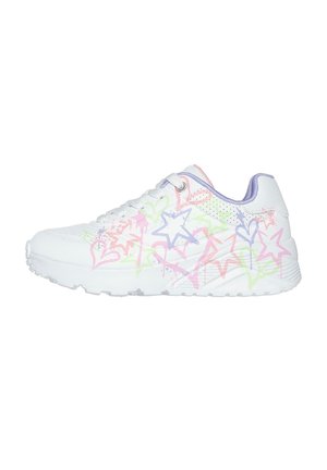 Zapatilla blanca con patrones de graffiti de estrellas y corazones coloridos en rosa, verde y azul. Presenta detalles perforados y una suela texturizada.